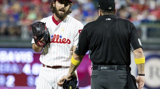 Umpire confisca tarjeta de apuntes a pitcher de Filis