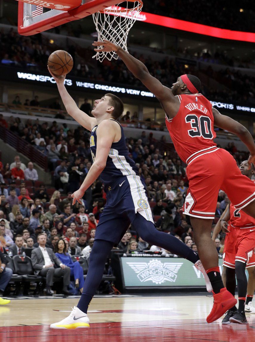 Jokic comanda aplastante triunfo de Nuggets sobre Bulls