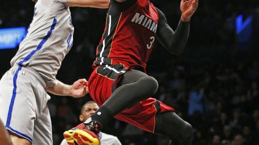 Wade y Bosh anotan 27 puntos cada uno; Heat vence a Nets