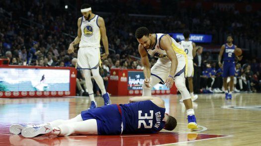 Curry anota 45 puntos en triunfo de Warriors sobre Clippers