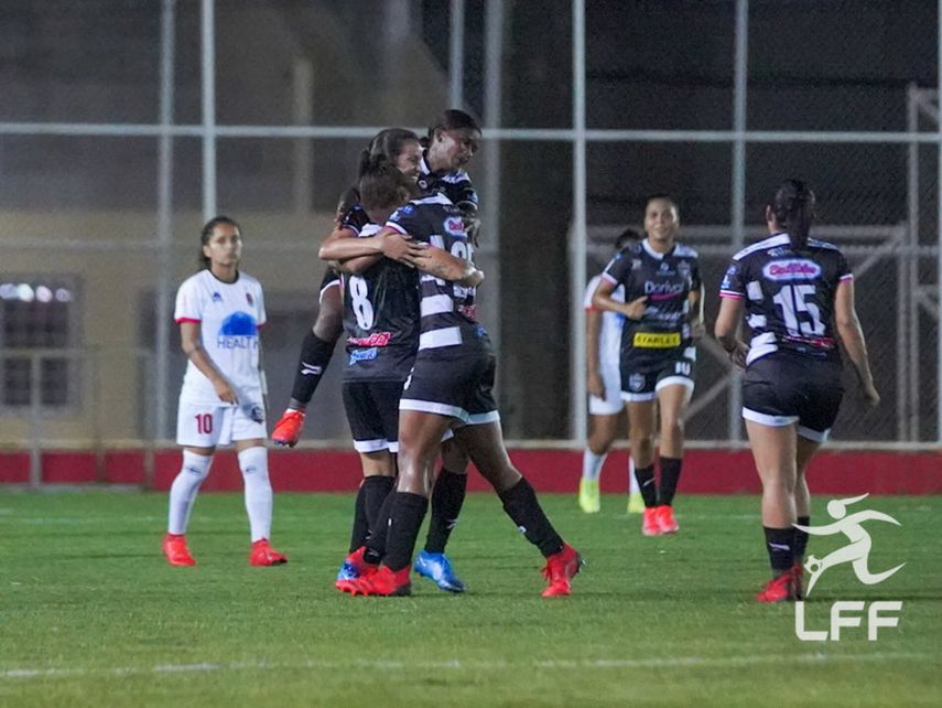 Las campeonas del Tauro FC celebrando uno de los goles ante el Sporting SM en el partido que las clasificó a semifinales del Clausura 2021 de la LFF.