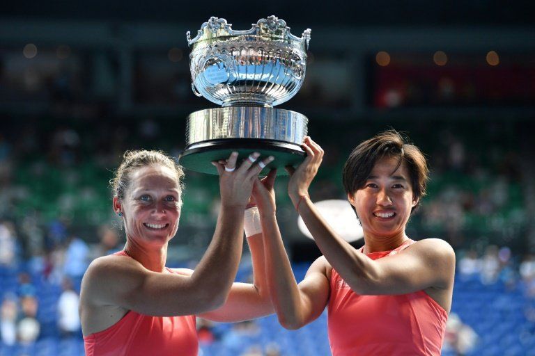Stosur y Zhang ganan el torneo femenino de dobles del Abierto de Australia