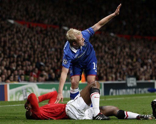 Campeones: Valencia, del Man United, sufre lesión aparatosa