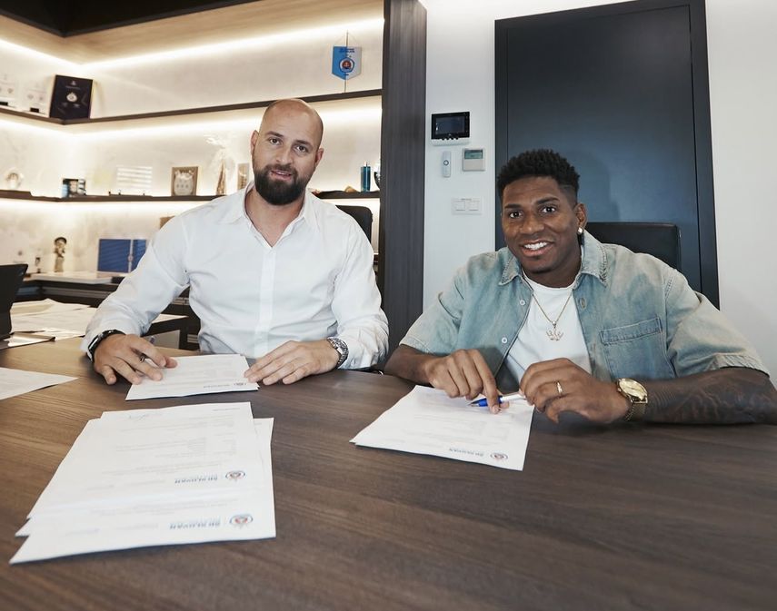 César Blackman renueva contrato con el Slovan Bratislava