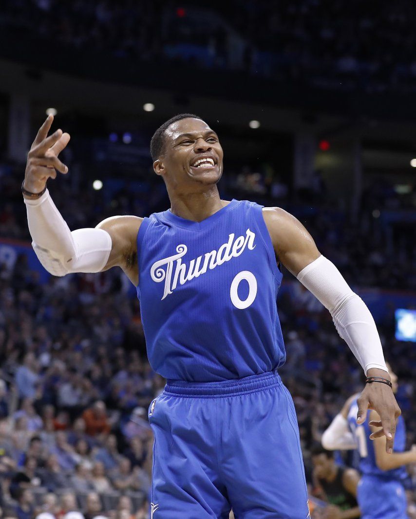 Westbrook anota ahora 31, y Thunder doblega a Wolves