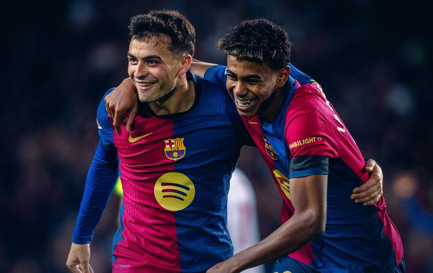 El FC Barcelona aplasta al Sevilla y llega líder al Clásico
