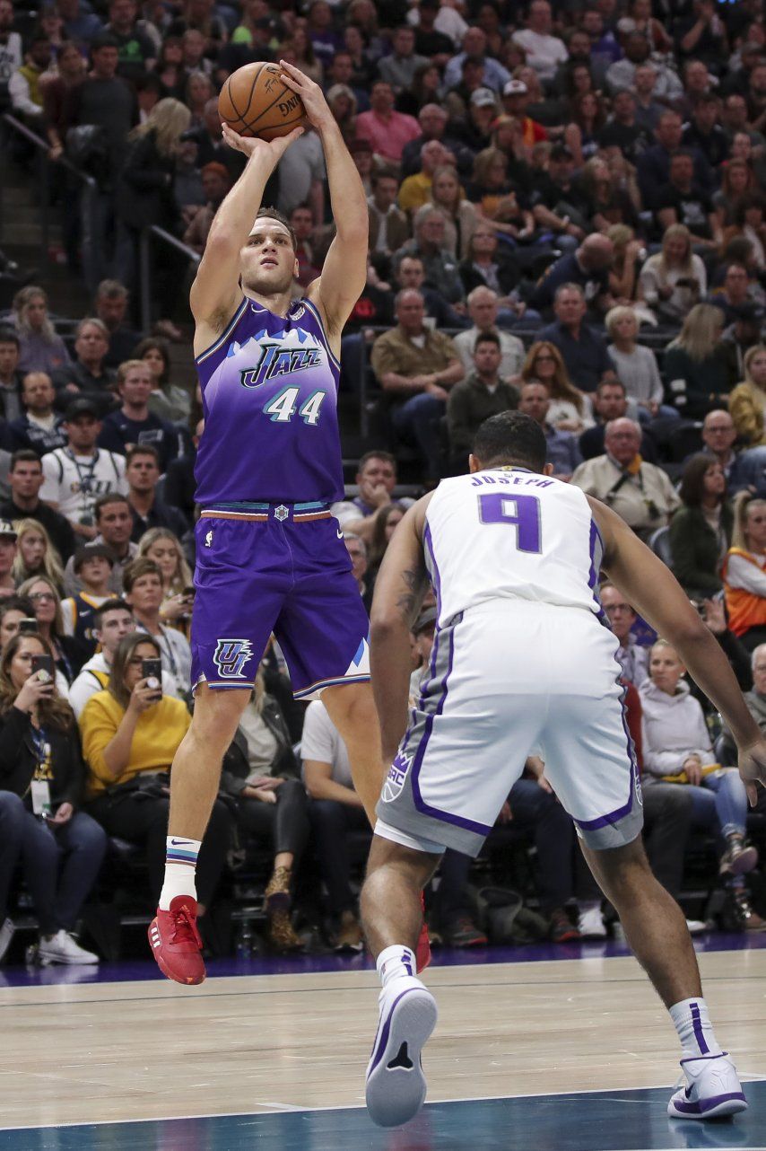 Bogdanovic suma 26 puntos; Jazz apalea a Kings