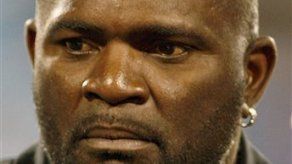 Arrestan a ex astro de la NFL por presunta violación