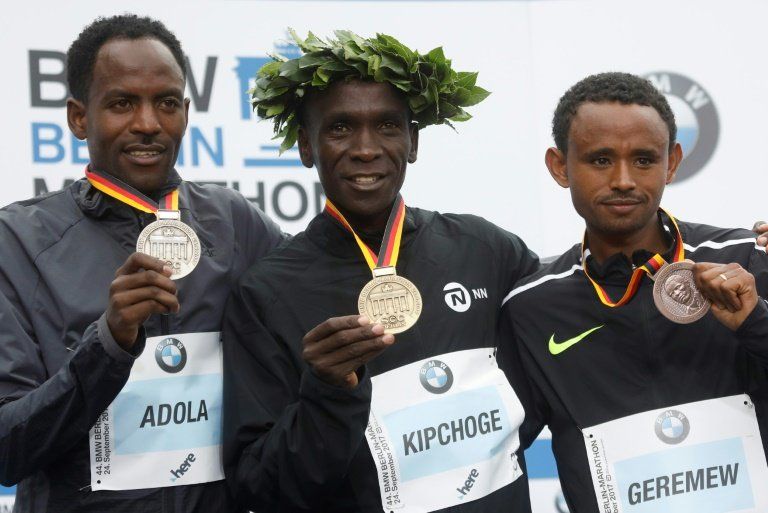 El keniano Eliud Kipchoge gana un maratón de Berlín deslucido por la lluvia
