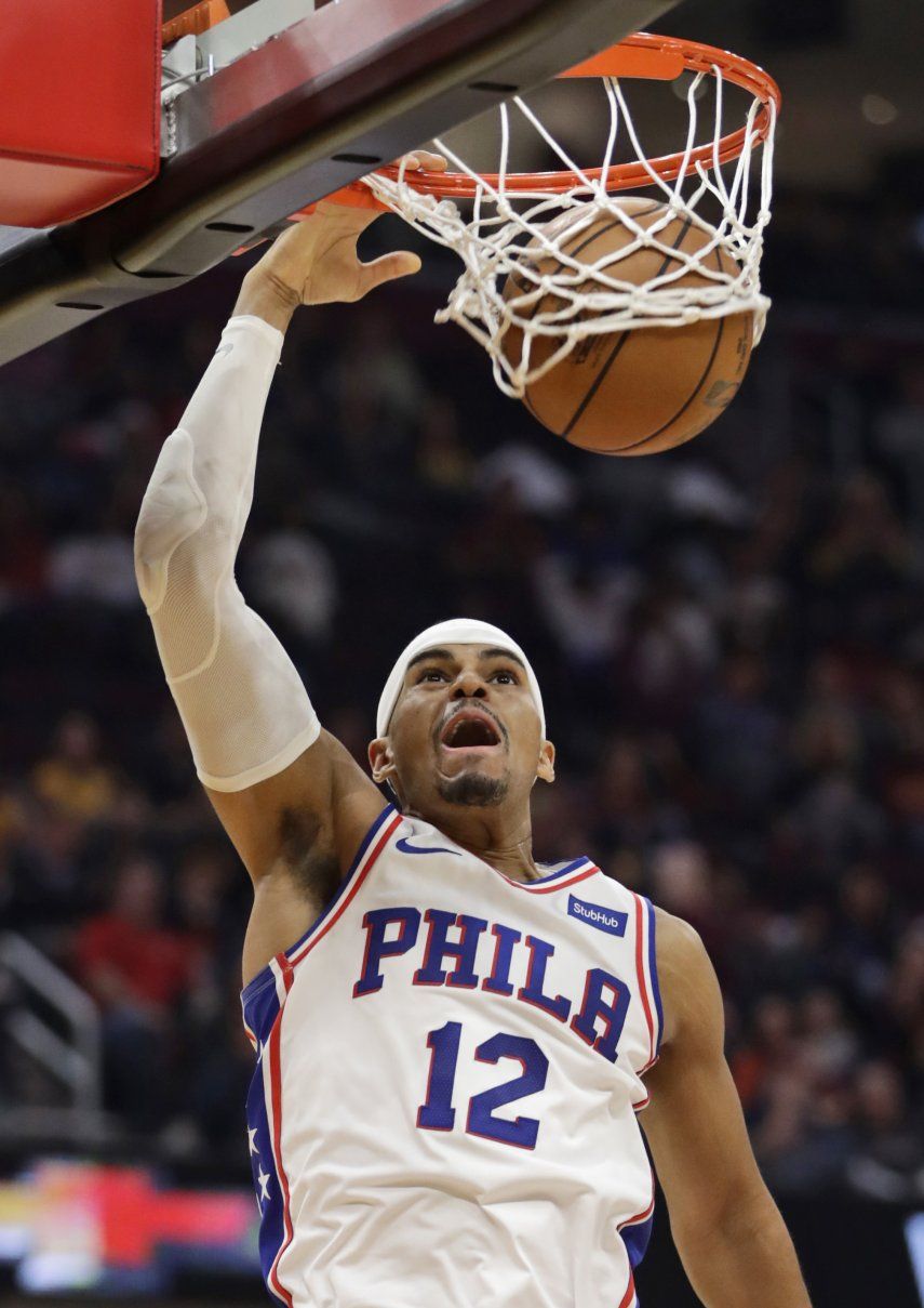Harris y Embiid lideran a 76ers en triunfo sobre Cleveland