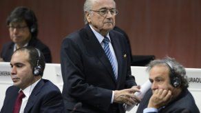 Blatter afirma que Platini le amenazó con la cárcel si era candidato