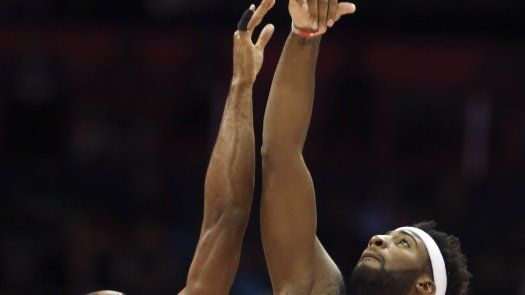 Pistons sorprenden a Hawks en comienzo de la campaña