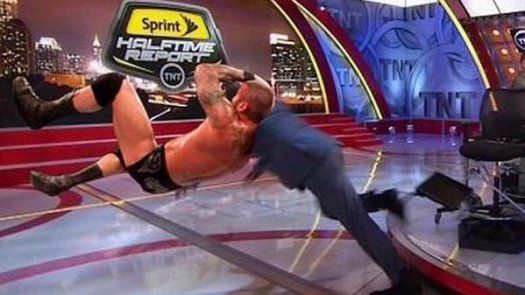 Shaquille ONeal se tropieza en TV, premiará el mejor meme