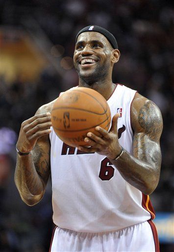 James acalla abucheos en Cleveland con 38 puntos contra Cavaliers