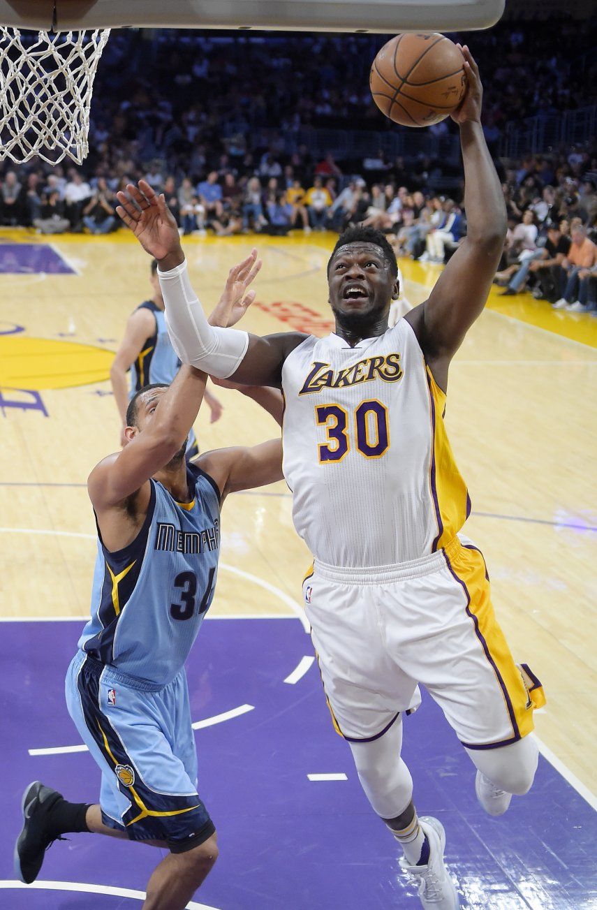 Russell anota 28, Lakers vencen a Grizzlies