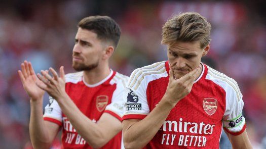 Premier League: Arsenal cierra con triunfo y lágrimas en el Emirates Stadium
