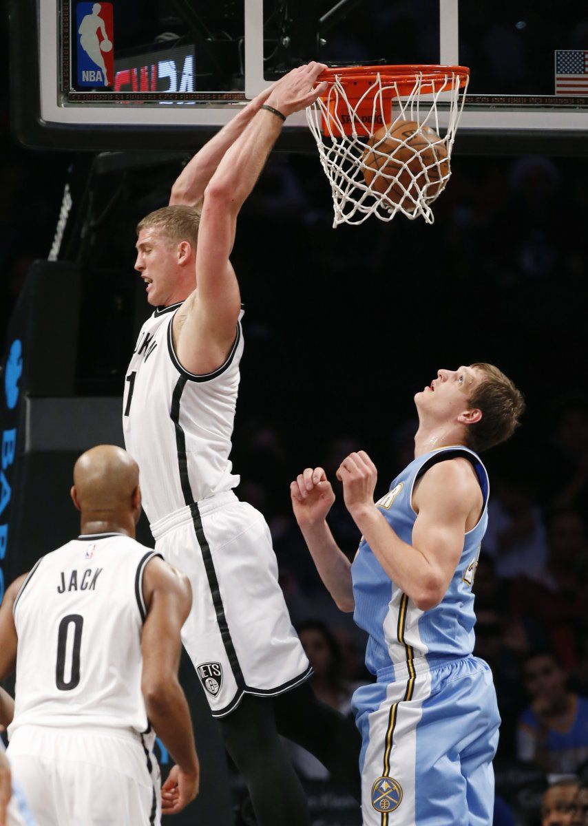 Johnson y Plumlee lucen en triunfo de Nets sobre Nuggets