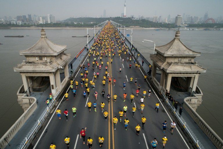 Bicis, atajos y otras trampas que manchan el despegue del maratón en China