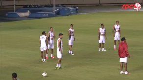 Perú llega a Panamá con titular confirmada y entrena