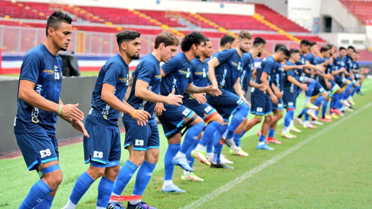 El Salvador se la juega todo por el todo contra Panamá.