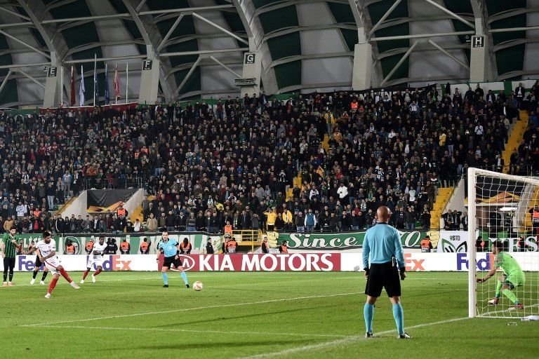 Banega da el triunfo al Sevilla en Turquía en la Europa League