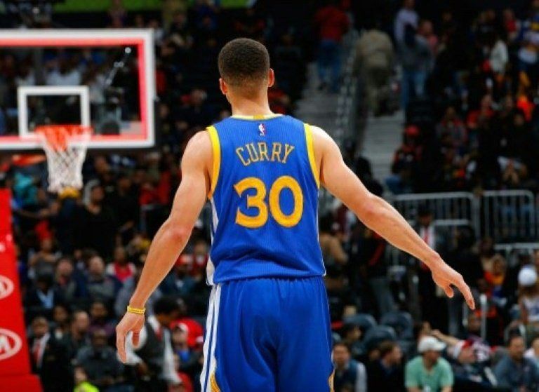 Curry lleva a los Warriors por la senda del triunfo y LeBron le falla a los Cavaliers