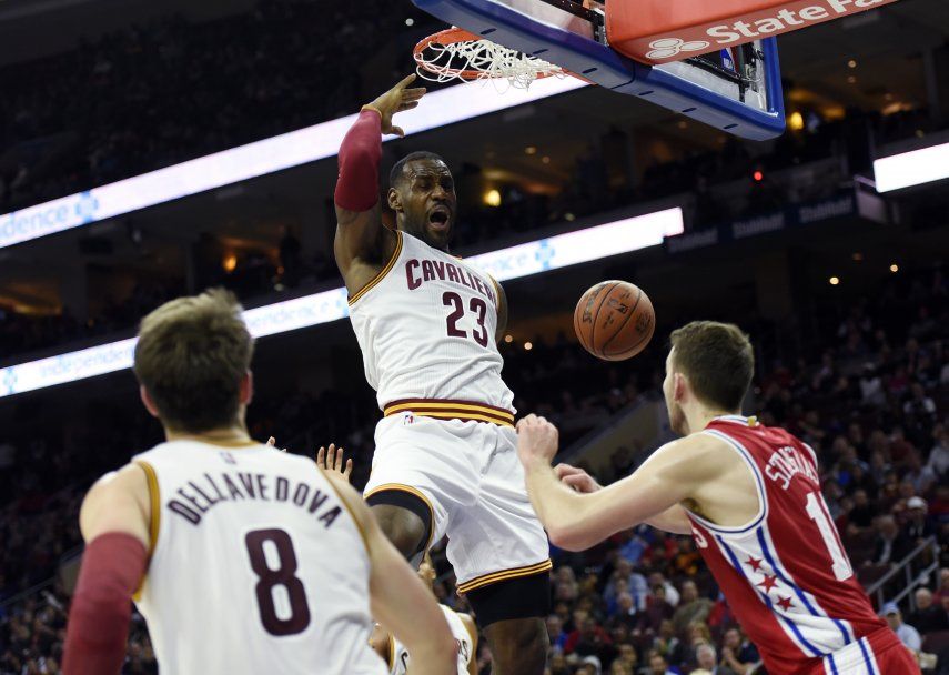 James llega a 25.000 puntos y Cavs vencen a 76ers