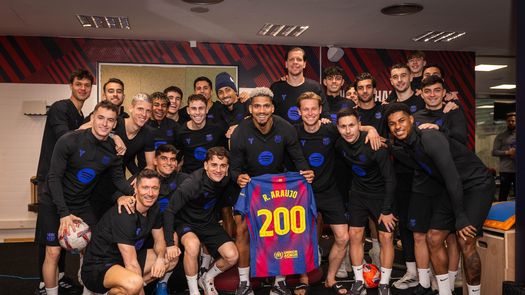 Jugadores del FC Barcelona homenajean a Ronald Araujo por su partido 200 Jugadores del FC Barcelona homenajean a Ronald Araujo por su partido 200