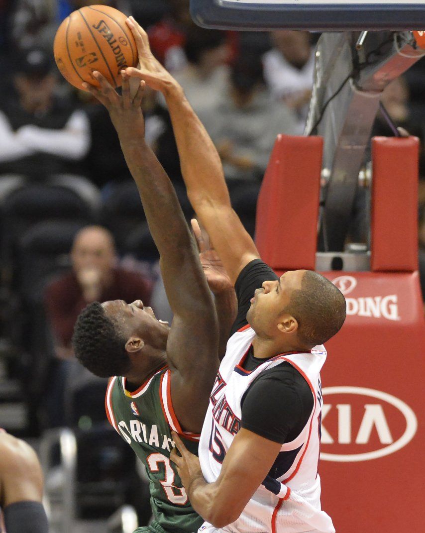 Dudley brilla y Bucks aplastan 107-77 a Hawks