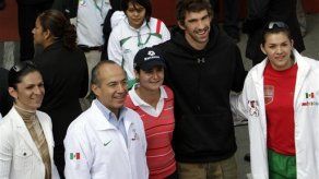 Estadounidense Phelps roba cámara en festival deportivo en México