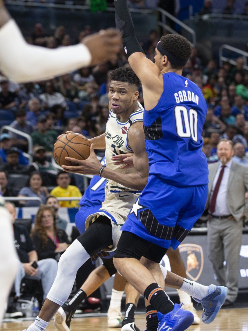 Giannis roza el triple-doble, Bucks derrotan al Magic