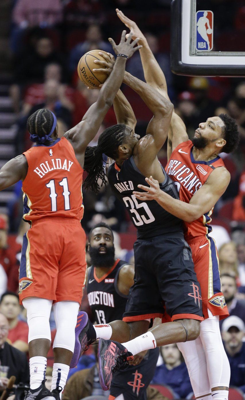Okafor ayuda a Pelicans a ganar 121-116 a Rockets