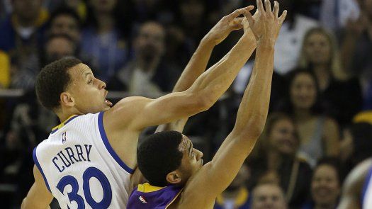 Los Warriors sellan su pase al playoff tras ganar los Lakers