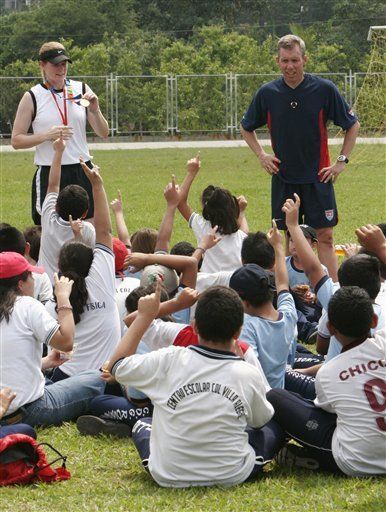 Futbolistas de EEUU ofrecen charlas en El Salvador