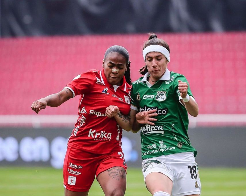 Wendy Natis (Izq. uniforme rojo)