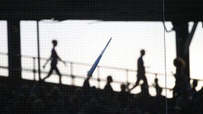 Parte de bate roto se atora en red del Wrigley Field