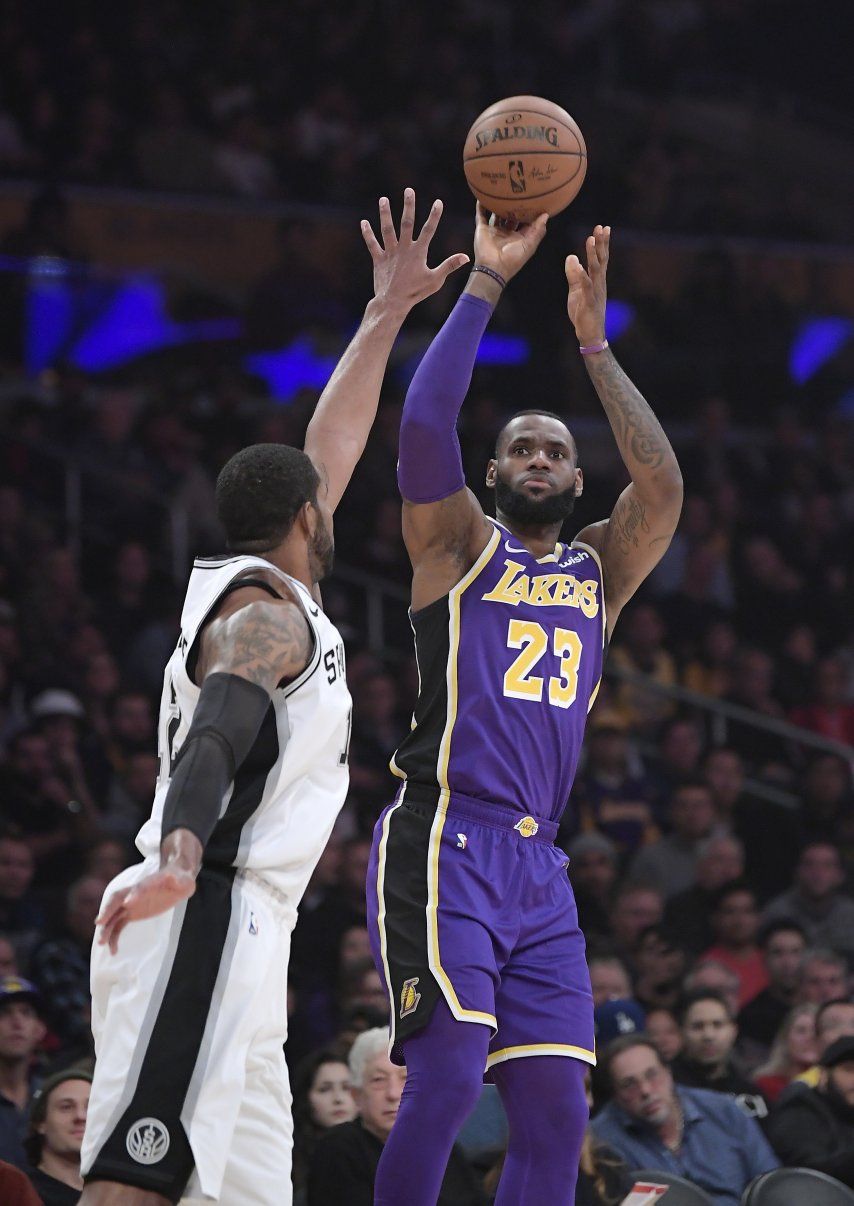LeBron anota 42, Lakers reaccionan al final y ganan a Spurs