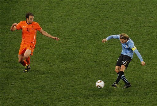Mundial: Forlán, lesionado suma cuarto gol en caí­da de Uruguay
