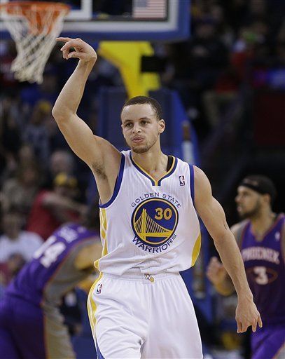 Curry ayuda a Warriors a vencer a los Suns
