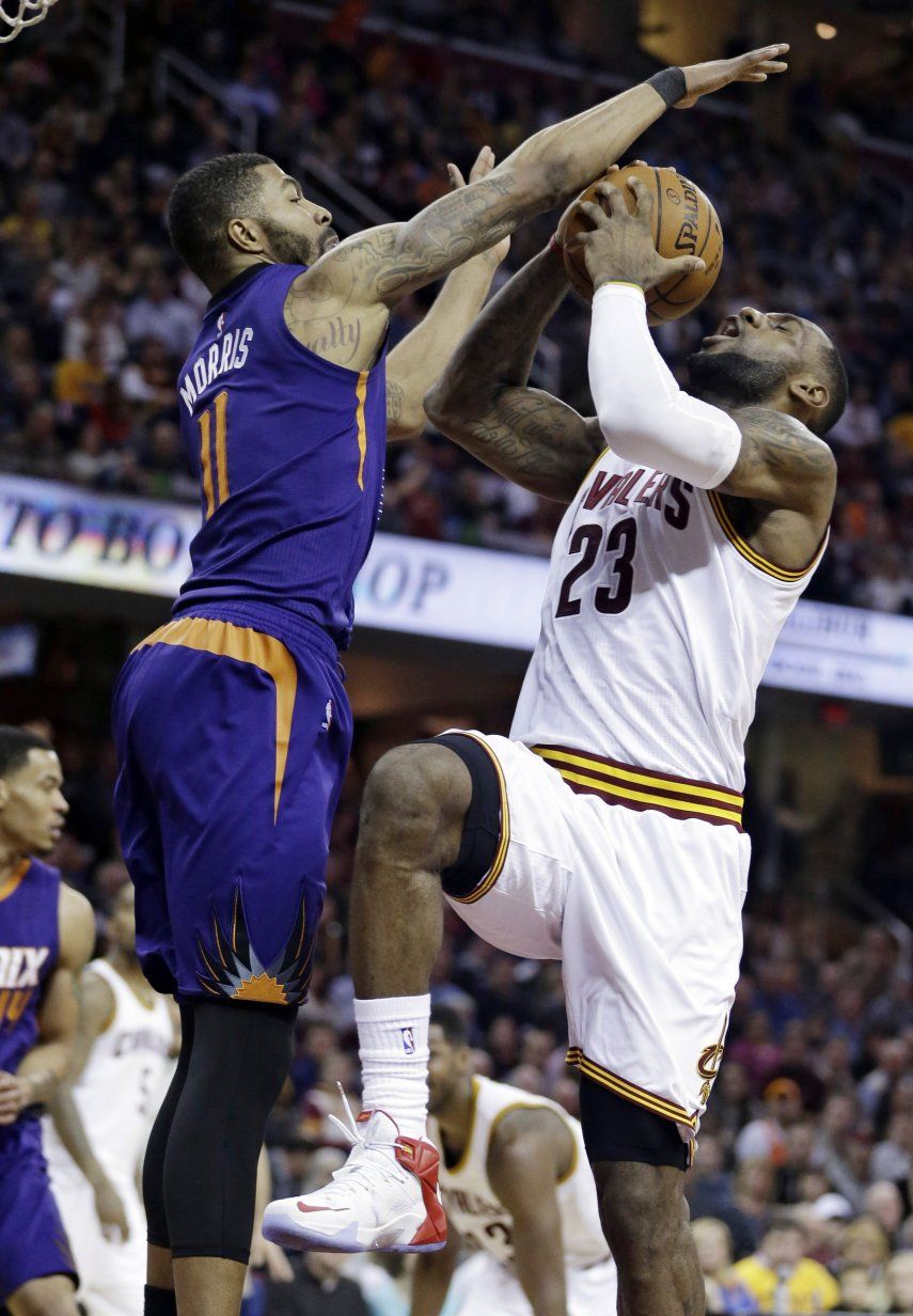 LeBron James empata récord de asistencias de Cavs