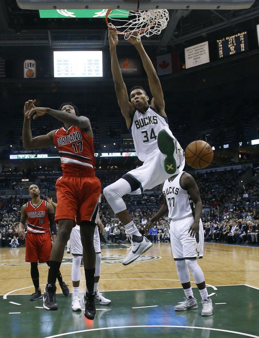 Monroe y Henson ayudan en remontada de Bucks