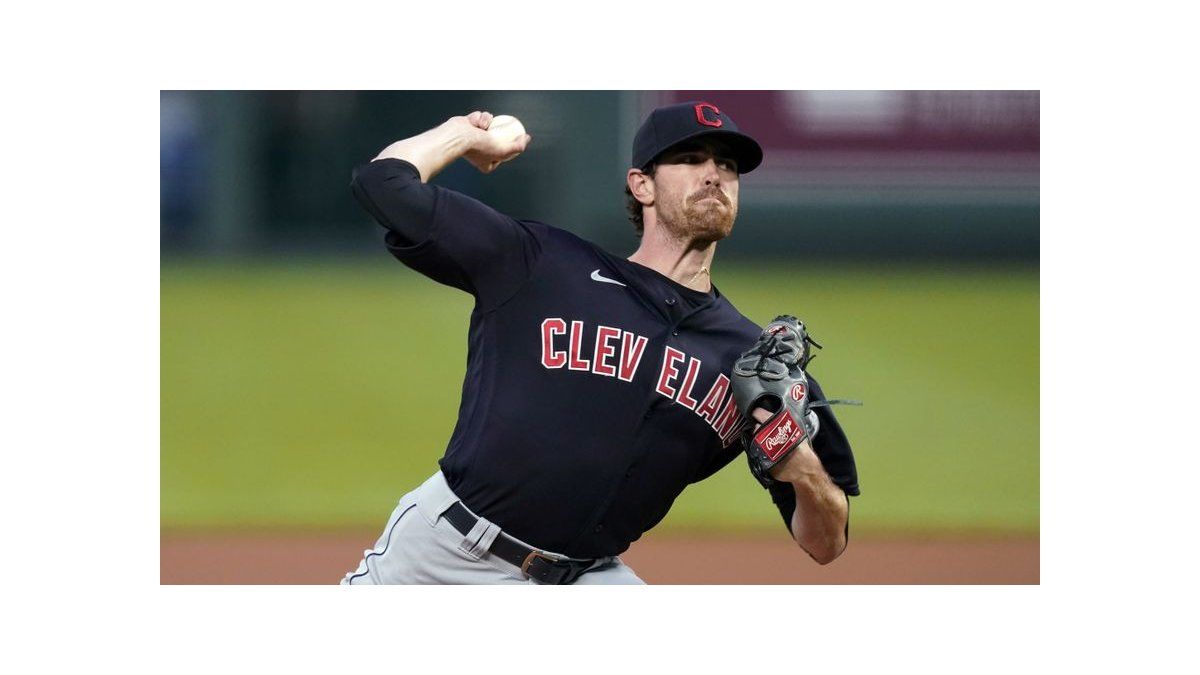 Bieber de Indios y Bauer de Rojos ganan el trofeo Cy Young