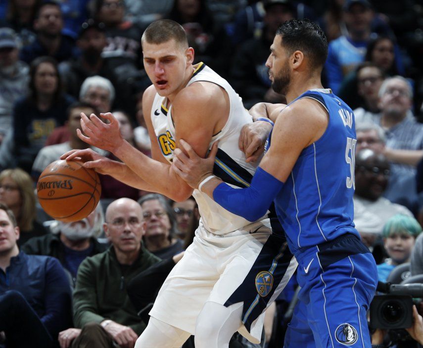 Jokic ayuda a Nuggets en triunfo sobre Mavericks