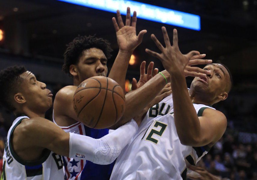 Termina campaña para Okafor, de 76ers, por lesión de rodilla