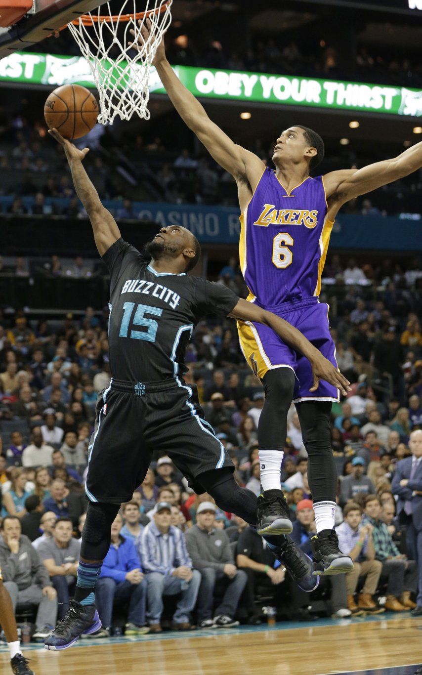 Walker aporta 38 puntos a triunfo de Hornets sobre Lakers