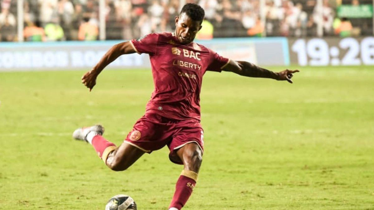 Fidel Escobar regresa después de 4 meses y anota con Saprissa