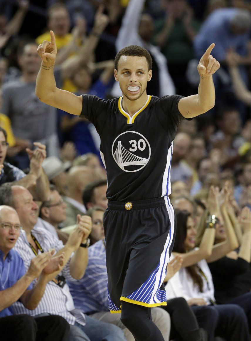 Curry se exhibe en cumpleaños, lidera a Warriors ante Knicks