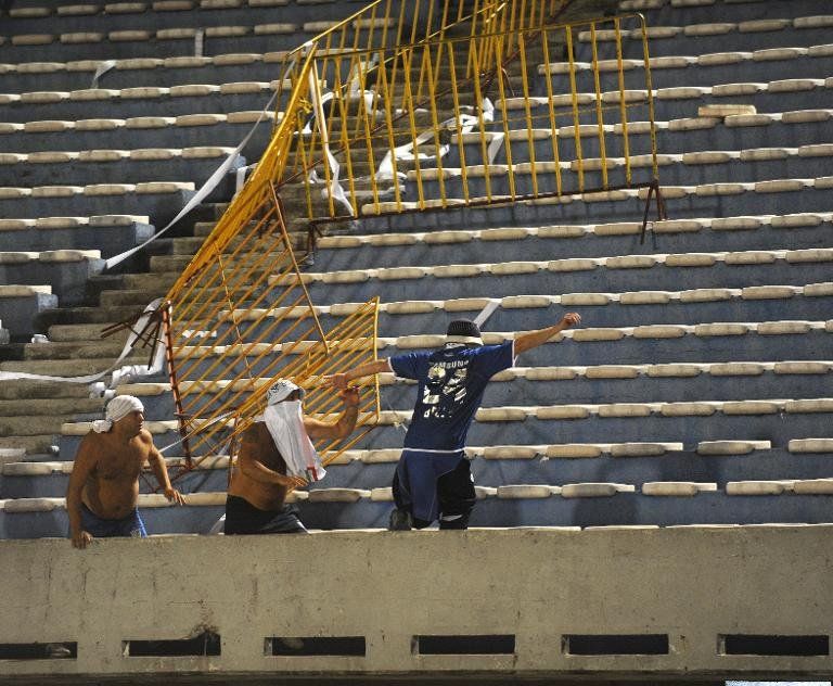 Detienen a 10 barrabravas argentinos por violencia afuera de un estadio