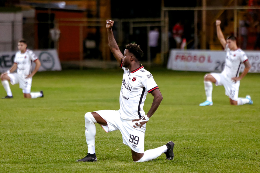 Alajuelense se arrodilla en apoyo a Freddy Góndola por racismo&nbsp;