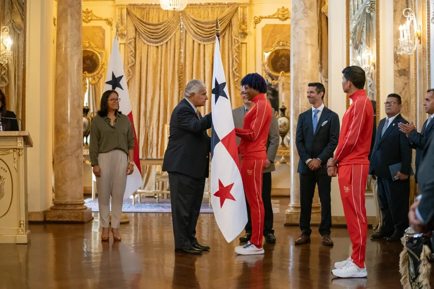 París 2024: Presidente de Panamá José Raúl Mulino entrega pabellón nacional a los atletas